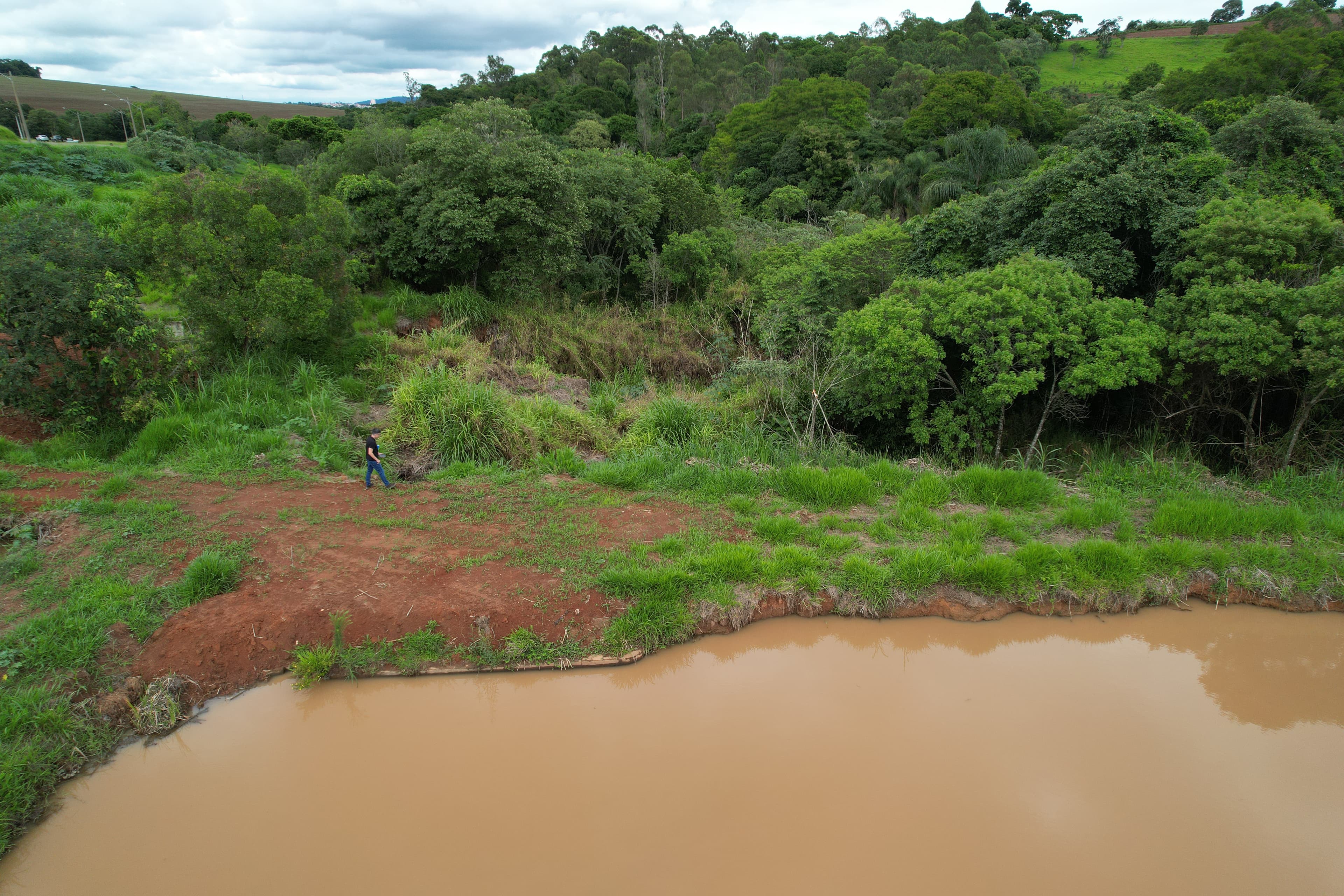 Condição inicial do talude (antes): detalhe de área com influência de água.