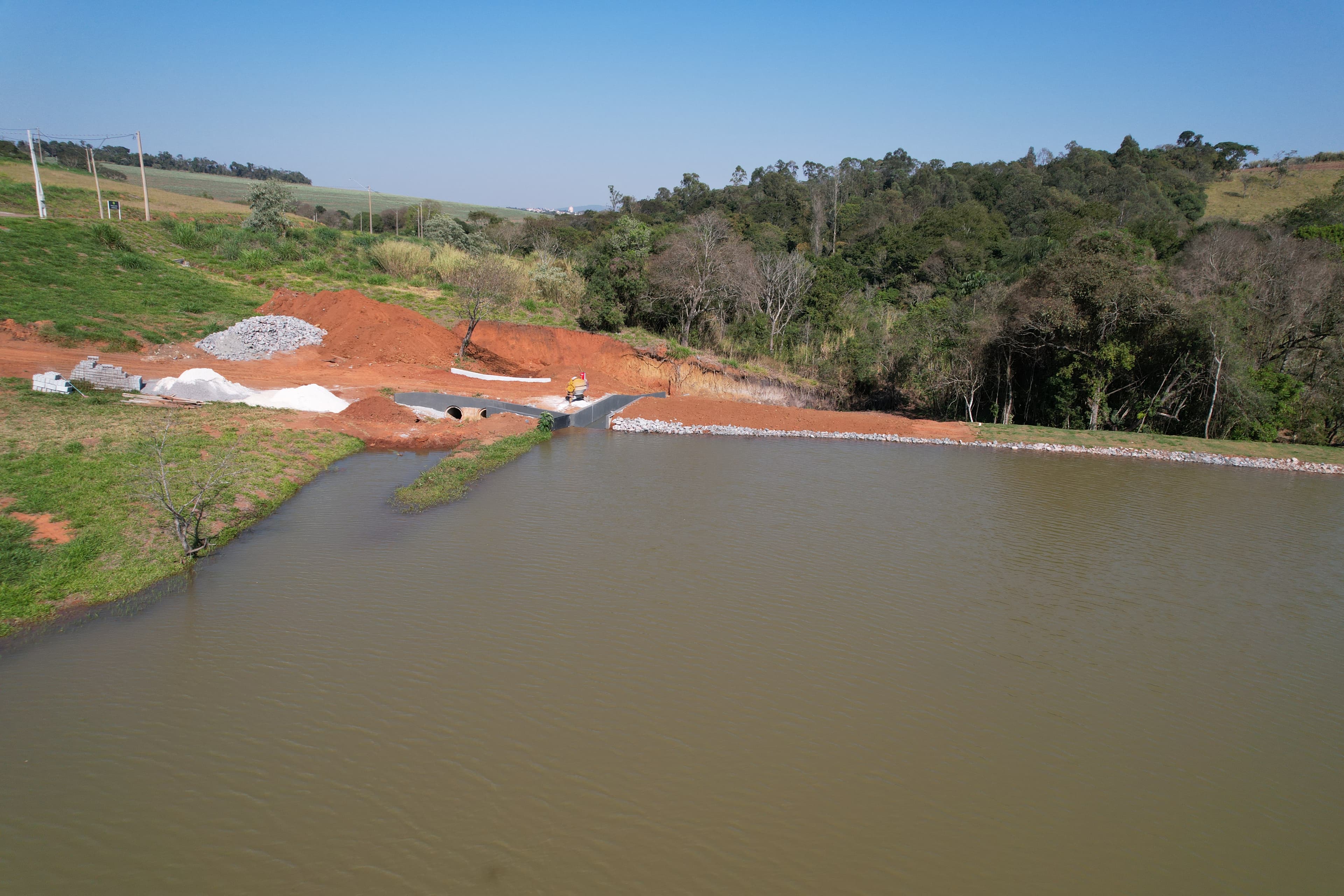 Pós-intervenção: condição do talude após medidas emergenciais (depois).