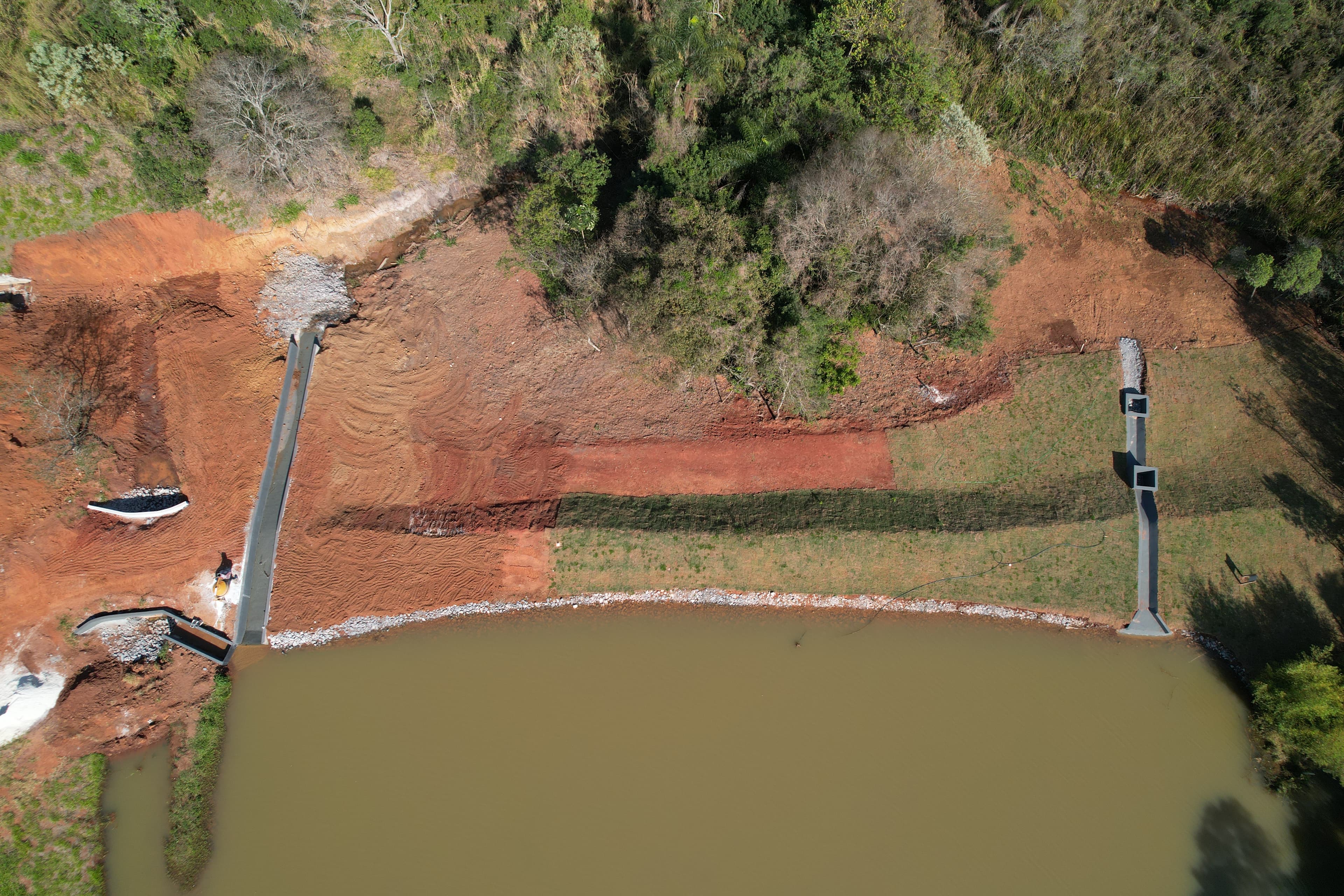 Pós-intervenção: vista complementar do talude após recomposição.